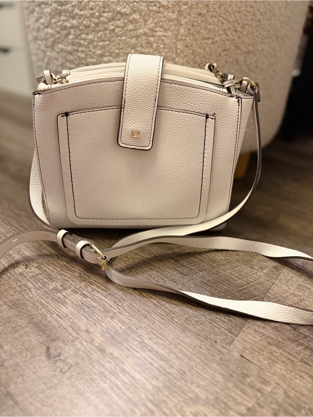 👜 Liz Claiborne NWOT White Pebbled Triple-Compartment Crossbody